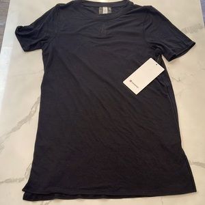 Lululemon Women’s Sheer T Size 4 NWT!